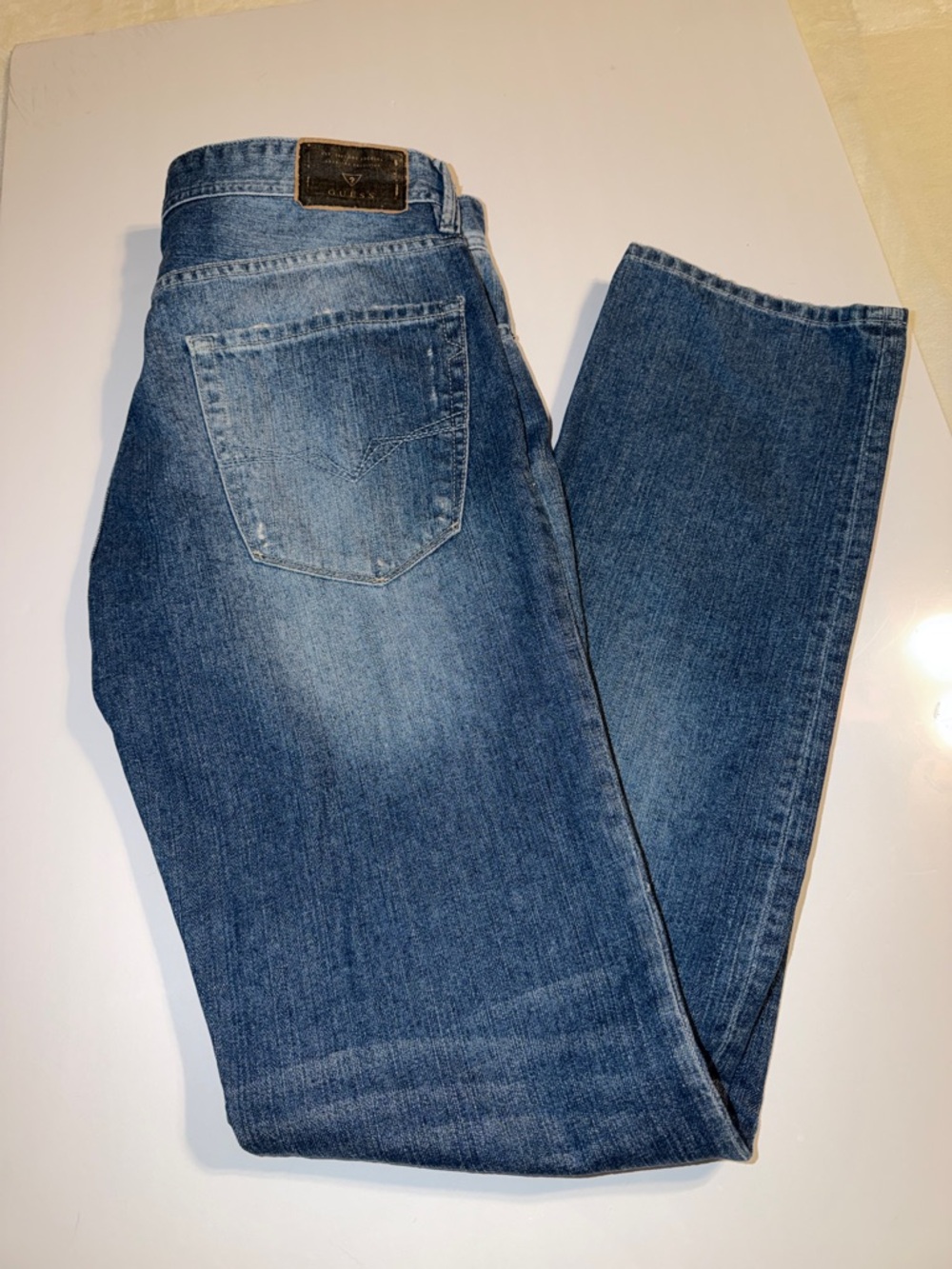 Guess Men's Medium Blue Distressed Straight Jeans. NWOT. Size 32